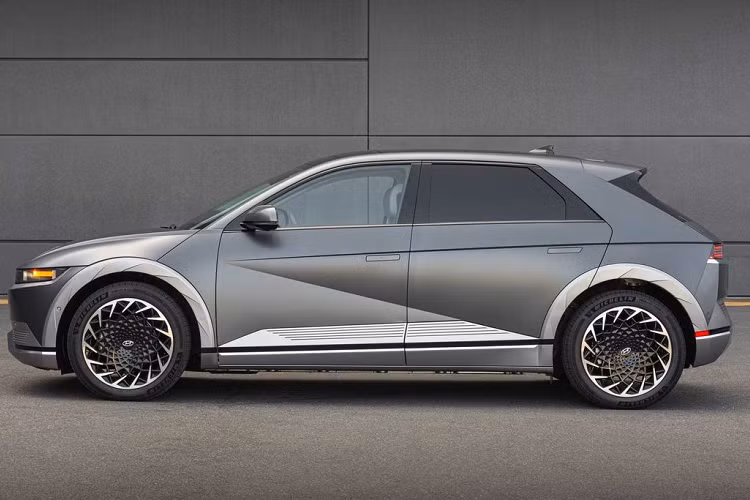 Vào ngày 26/4/2022 vừa qua, Tập đoàn Thành Công (TC Group) và Hyundai Motor chính thức giới thiệu sản phẩm xe điện Ioniq 5 tới khách hàng Việt với mục tiêu mang lại trải nghiệm sớm cho khách hàng và thị trường.