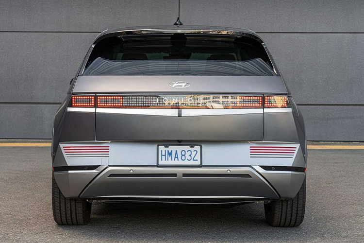 Khả năng cạnh tranh của chiếc SUV điện Hàn Quốc đã được khẳng định trên toàn cầu khi giành được nhiều giải thưởng, bao gồm Xe của năm của Giải thưởng Xe Thế giới, Xe của năm của Đức, Xe của năm ở Vương quốc Anh,… . Một quan chức của Hyundai cho biết: “Thiết kế sáng tạo, không gian nội thất nổi bật và nhiều tính năng tiên tiến khác nhau là những gì thu hút khách hàng mua Ioniq 5”.