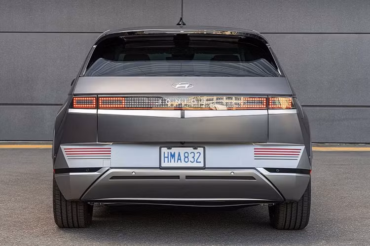 Khả năng cạnh tranh của chiếc SUV điện Hàn Quốc đã được khẳng định trên toàn cầu khi giành được nhiều giải thưởng, bao gồm Xe của năm của Giải thưởng Xe Thế giới, Xe của năm của Đức, Xe của năm ở Vương quốc Anh,… . Một quan chức của Hyundai cho biết: “Thiết kế sáng tạo, không gian nội thất nổi bật và nhiều tính năng tiên tiến khác nhau là những gì thu hút khách hàng mua Ioniq 5”.