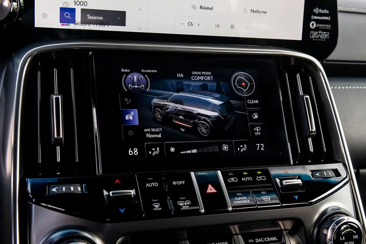 Vô lăng 3 chấu của xe được bọc da đa chức năng kết hợp 2 lẫy chuyển số hứa hẹn mang đến cho tài xế trải nghiệm lái thú vị. Sau vô lăng là bảng đồng hồ kỹ thuật số toàn phần hiển thị sắc nét các thông số vận hành.