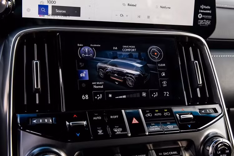 Vô lăng 3 chấu của xe được bọc da đa chức năng kết hợp 2 lẫy chuyển số hứa hẹn mang đến cho tài xế trải nghiệm lái thú vị. Sau vô lăng là bảng đồng hồ kỹ thuật số toàn phần hiển thị sắc nét các thông số vận hành.