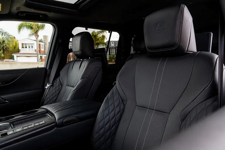 Nội thất của Lexus LX600 2022 chủ yếu được hoàn thiện bằng các chất liệu da, gỗ và kim loại nhằm mang tới cái nhìn sang trọng và cao cấp hơn. Toàn bộ ghế ngồi trên xe đều được bọc da cao cấp, tựa đầu, lưng ghế, đệm ngồi đều được tính toán kỹ lưỡng để tạo sự thoải mái cho hành khách.