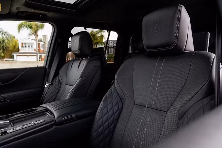 Nội thất của Lexus LX600 2022 chủ yếu được hoàn thiện bằng các chất liệu da, gỗ và kim loại nhằm mang tới cái nhìn sang trọng và cao cấp hơn. Toàn bộ ghế ngồi trên xe đều được bọc da cao cấp, tựa đầu, lưng ghế, đệm ngồi đều được tính toán kỹ lưỡng để tạo sự thoải mái cho hành khách.