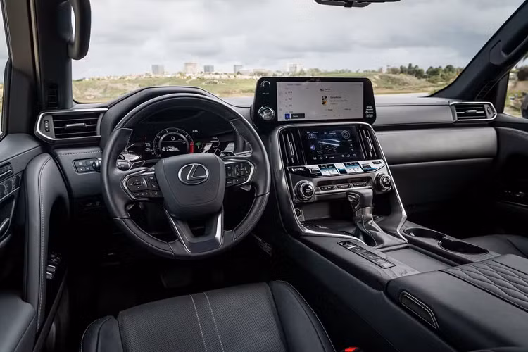 Nổi bật trong khoang lái là bộ đôi màn hình cảm ứng 12,3 inch và 7 inch sử dụng hệ điều hành Lexus Interface mới nhất. Trong đó, màn hình 12,3 inch phục vụ cho mục đích giải trí, còn màn 7 inch bên dưới dùng để điều chỉnh khí hậu và tùy chọn các chế độ địa hình.