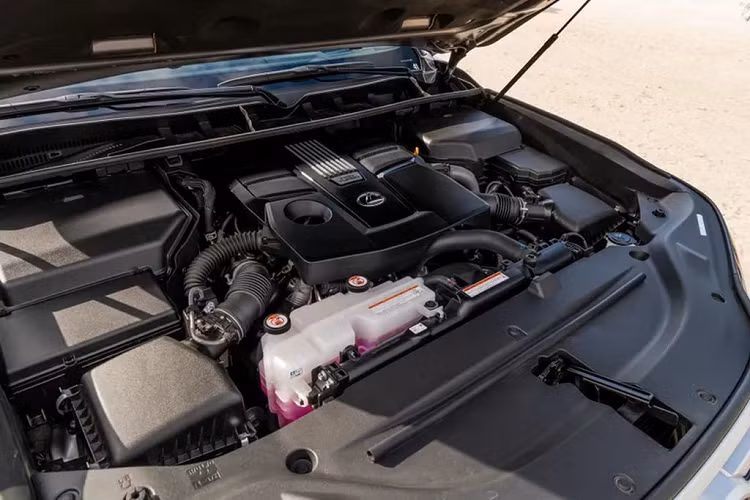 Về truyền động, Lexus LX600 2022 được trang bị động cơ xăng V6, tăng áp kép, dung tích 3.5 lít giống với mẫu xe Toyota Land Cruiser 2022. Động cơ này đi kèm với hộp số tự động 10 cấp, giúp xe Lexus LX600 2022 tạo ra công suất tối đa 409 mã lực và mô-men xoắn cực đại 650 Nm.