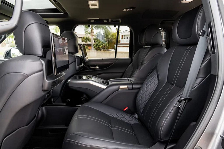 Tuy nhiên hàng ghế phía sau trên các phiên bản sẽ không giống nhau. Cụ thể, bản VIP cao cấp nhất sẽ chỉ dùng 2 ghế đơn thương gia. Ghế ngồi của “chủ tịch” có thể ngả tới 48 độ, tích hợp cả các chức năng massage. Đồng thời có thể tạo ra chỗ để chân rộng hơn 110 cm chỉ thông qua một nút bấm để gập hàng ghế trước, từ đó hành khách sẽ có tầm nhìn rõ ràng phía trước.