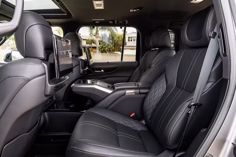 Tuy nhiên hàng ghế phía sau trên các phiên bản sẽ không giống nhau. Cụ thể, bản VIP cao cấp nhất sẽ chỉ dùng 2 ghế đơn thương gia. Ghế ngồi của “chủ tịch” có thể ngả tới 48 độ, tích hợp cả các chức năng massage. Đồng thời có thể tạo ra chỗ để chân rộng hơn 110 cm chỉ thông qua một nút bấm để gập hàng ghế trước, từ đó hành khách sẽ có tầm nhìn rõ ràng phía trước.