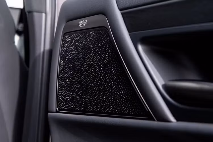 Chưa hết chính giữa hàng ghế sau còn được tích hợp bảng điều khiển cảm ứng cho phép khách VIP điều chỉnh các tính năng không cần thông qua tài xế. Phía sau tựa đầu hàng ghế trước còn có 2 màn hình giải trí kích thước 11.6 inch. Phía sau tựa đầu hàng ghế trước còn có 2 màn hình giải trí kích thước 11.6 inch.