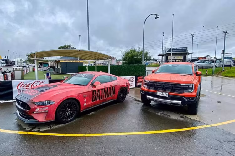 Ford Ranger Raptor 2022 là mẫu bán tải hiệu năng cao đáng sở hữu trong phân khúc bán tải cỡ trung. Tại Úc, Xe được trang bị động cơ xăng V6 3.0L tăng áp kép (Twin-turbo) cung cấp công suất 392 mã lực và 583Nm (tại thị trường Úc).