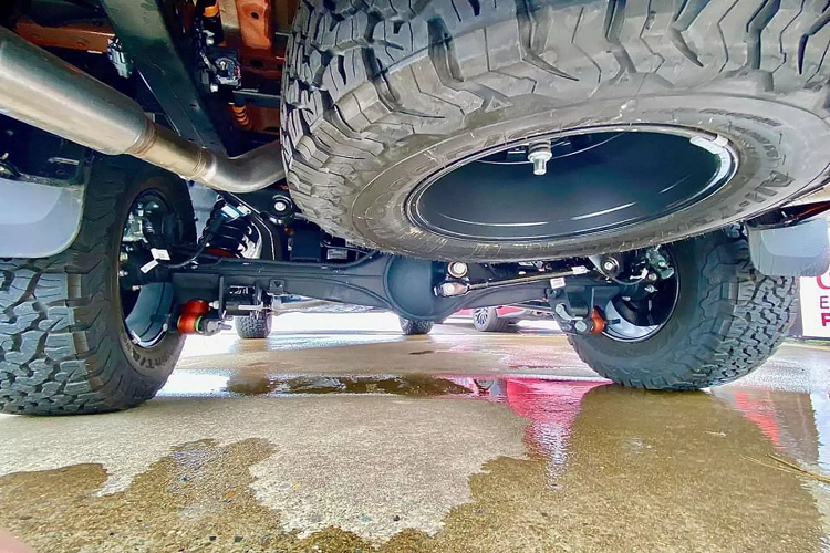 Các kỹ sư của Ford Performance đã gia cố khung gầm của Ranger để làm cho phiên bản Raptor trở nên chắc chắn và bền bỉ hơn. Hệ thống treo được làm bằng nhôm sử dụng giảm xóc FOX 2.5 inch Live Valve được Ford Performance điều chỉnh giúp giảm ma sát 50% so với thế hệ cũ. Hành trình của hệ thống treo đã được tăng lên 290 mm (11,4 inch) ở phía trước và 250 mm (9.8 inch) ở phía sau.