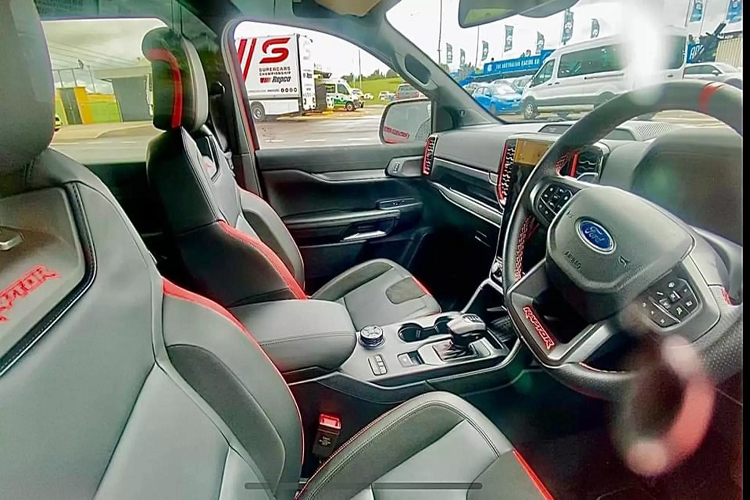 Ford Ranger Raptor 2022 sử dụng hệ dẫn động 4 bánh tiêu chuẩn, và hộp số tự động 10 cấp với hệ dẫn động bốn bánh toàn thời gian, khoá vi sai phía trước và phía sau, đi kèm với tùy chọn chuyển sang hệ dẫn động cầu sau. Người lái có thể chọn 7 chế độ lái bao gồm: Bình thường (Normal), Thể thao (Sport), Tuyết (Slippery), Đá (Rock Crawl), Bùn lầy (Mud/Ruts), Cát (Sand) và chế độ chạy tốc độ cao trên sa mạc (Baja).