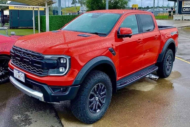 Ford Ranger Raptor 2022 thế hệ mới mang thiết kế hấp dẫn thị giác người yêu xe bởi phong cách vạm vỡ, hầm hố. Bốn hốc bánh được thiết kế theo phong cách body thân rộng đầy nam tính. “Dàn chân” lắp bộ lốp địa hình 32 inch, đi cùng với bộ mâm 17 inch mới, trong khi khoảng sáng gầm xe được tăng lên.