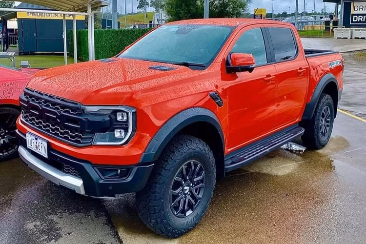 Ford Ranger Raptor 2022 thế hệ mới mang thiết kế hấp dẫn thị giác người yêu xe bởi phong cách vạm vỡ, hầm hố. Bốn hốc bánh được thiết kế theo phong cách body thân rộng đầy nam tính. “Dàn chân” lắp bộ lốp địa hình 32 inch, đi cùng với bộ mâm 17 inch mới, trong khi khoảng sáng gầm xe được tăng lên.