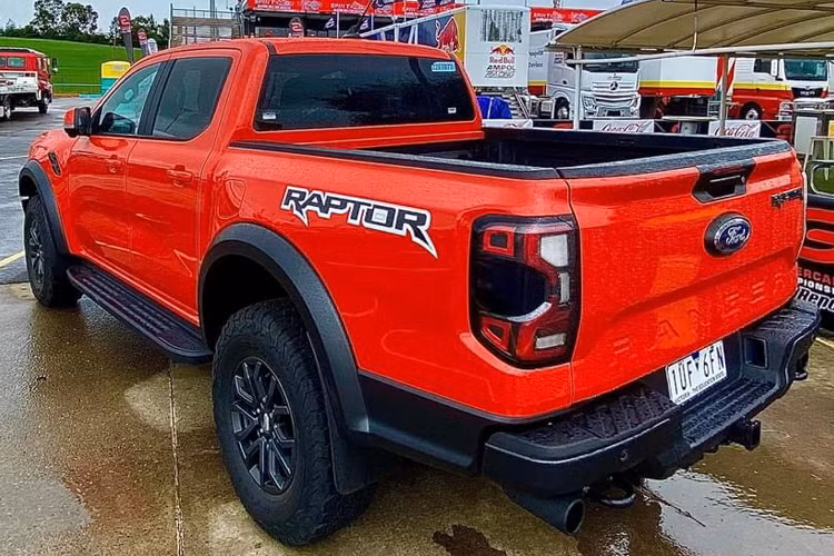 Nội thất xe mang thiết kế thể thao với các chi tiết viền và chỉ khâu màu đỏ, ghế ngồi bọc da pha da lộn, logo Raptor. Trang bị cụm đồng hồ kỹ thuật số 12,4 inch, màn hình cảm ứng trung tâm 12 inch cực lớn với thông tin giải trí SYNC4 của Ford và hệ thống âm thanh B&amp;O 10 loa và hơn nữa. Hiện tại, giá xe Ranger Raptor đang được bán tại Thái Lan với mức từ 1,729 triệu THB (tương đương 1,25 tỷ đồng).