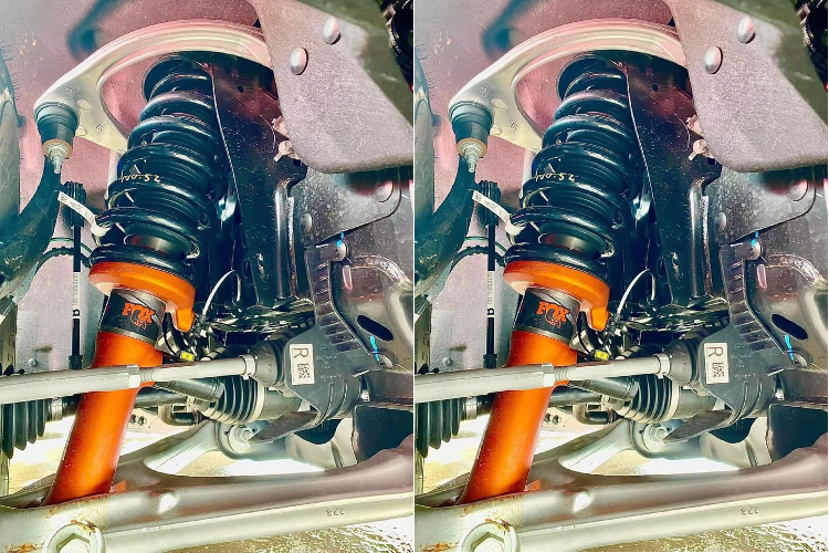 Hệ dẫn động 4 bánh, thông qua hộp số tự động 10 cấp (10AT), có khóa vi sai trước sau và tùy chọn hệ dẫn động 1 cầu (cầu sau), đi cùng với 7 chế độ lái.