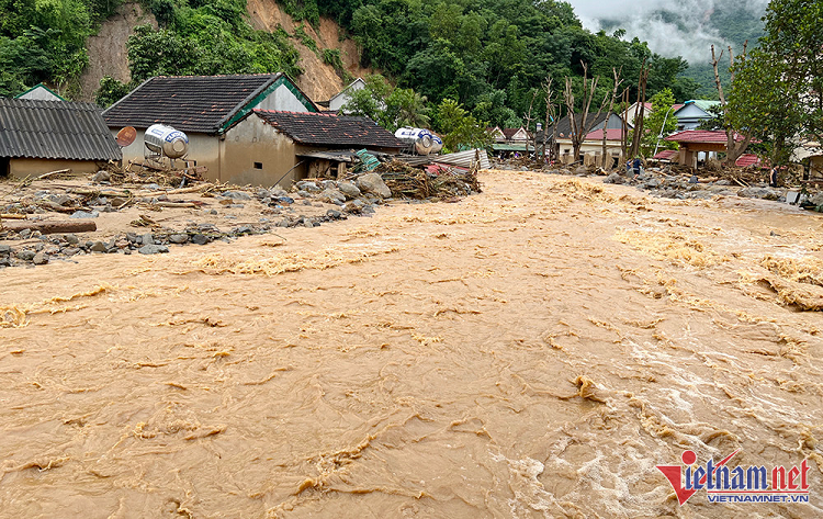 Truong ban lan xa giua dong thac lu cuu 10 nguoi mac ket-Hinh-4