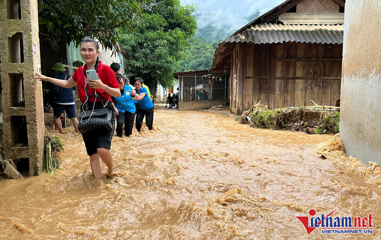 Truong ban lan xa giua dong thac lu cuu 10 nguoi mac ket-Hinh-3
