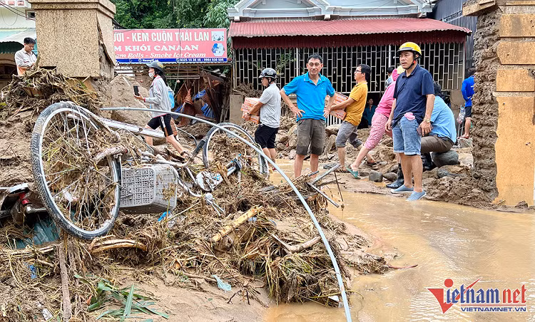 Truong ban lan xa giua dong thac lu cuu 10 nguoi mac ket