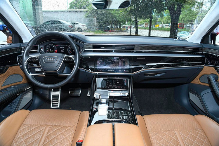 Ngoại hình chiếc xe sedan hiệu suất cao Audi S8 thế hệ mới đang được rao bán có lưới tản nhiệt hình thoi, mạ crom, đèn pha LED sắc cạnh và hốc gió thể thao hơn so với phiên bản Audi A8 2022. Bên hông xe, Audi S8 nhận được la-zăng 5 chấu kép. Vòng ra phía đuôi xe, chiếc xe sang hiệu suất cao của Audi A8 có đèn hậu LED và ống xả kép dạng tròn, đặt đối xứng 2 bên.