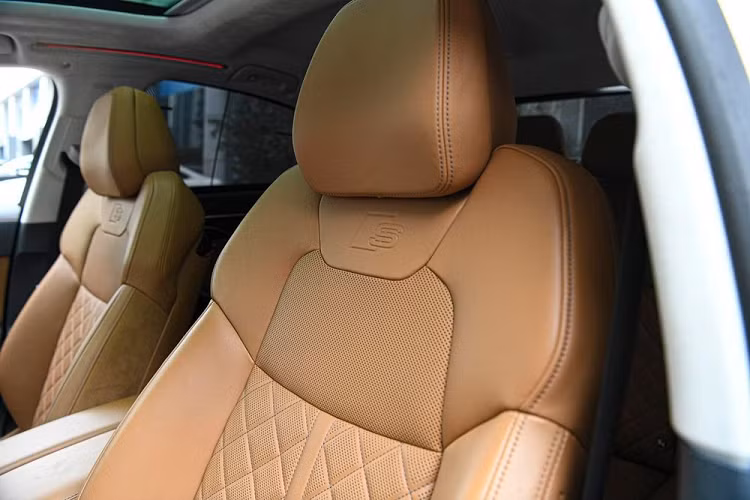Các hàng ghế ngồi được thêu huy hiệu chữ S để tạo sự khác biệt và nhắc nhở tài xế cũng như hành khách đây là phiên bản sedan hiệu suất cao của Audi A8 2022. Ngoài ra, còn có các tấm ốp trang trí nhôm mờ và carbon là những chi tiết giúp phân bi ệt giữa Audi S8 2021 với Audi A8.