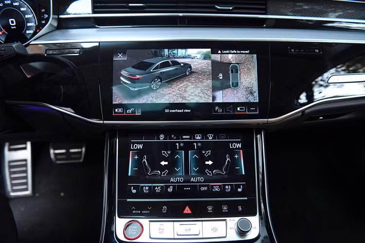 Audi S8 thế hệ mới cũng được trang bị cụm đồng hồ kỹ thuật số và màn hình thông tin giải trí cảm ứng, đi kèm với hàng loạt công nghệ hiện đại. Audi cho biết, mẫu xe S8 phiên bản đầy đủ tùy chọn sẽ có không dưới 5 radar, 6 camera, 12 cảm biến siêu âm và 1 máy quét laser. 