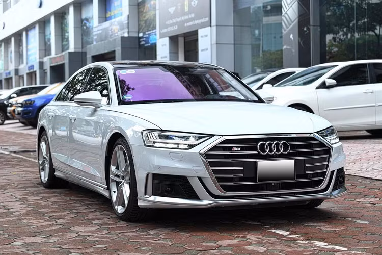 Chỉ tính riêng phiên bản mới nhất là Audi S8 D5, thế hệ thứ 4 của dòng sedan hiệu suất cao của Audi A8 2022 đã có ít nhất 2 chiếc lộ diện trên mạng xã hội đã về Việt Nam. Dù có mức giá bán gần gấp đôi Audi A8, nhưng các đại gia Việt cũng chấp nhận bỏ ra số tiền hơn 12 tỷ đồng để trải nghiệm Audi S8 thế hệ mới. Hiện nay, trên thị trường xe đã qua sử dụng đã xuất hiện 1 chiếc Audi S8 D5 hàng lướt.