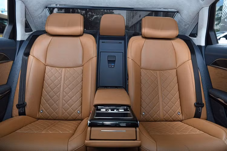 Di chuyển vào bên khoang khoang lái khách hàng sẽ cảm nhận được không gian nội thất của xe Audi S8 2021 có phong cách thiết kế sang trọng, tinh tế và thể thao. Nội thất xe phủ một lớp làm từ Carbon Vector độc đáo tạo hiệu ứng 3D đặc biệt. 