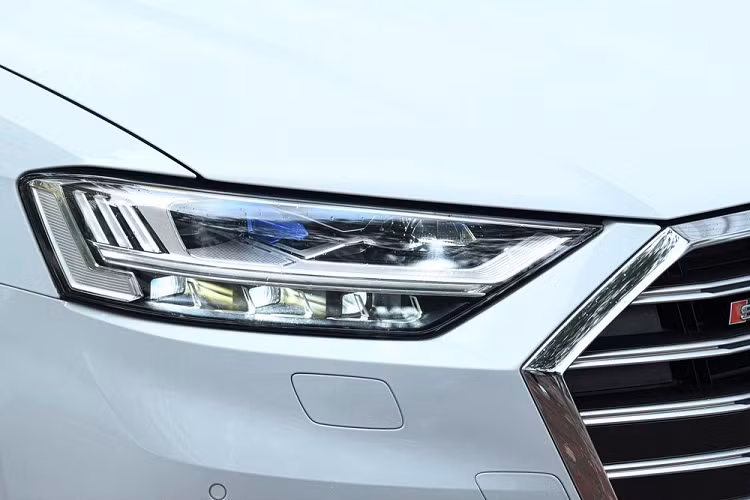 Chiếc sedan hiệu suất cao Audi S8 thế hệ mới này được mang về Việt Nam theo đơn đặt hàng của 1 tay chơi xe đến từ tỉnh Bình Phước, đại gia này từng trải nghiệm nhiều siêu xe, xe thể thao SUV hạng sang và Audi S8 cũng là chiếc sedan đắt nhất mà người này mua về.