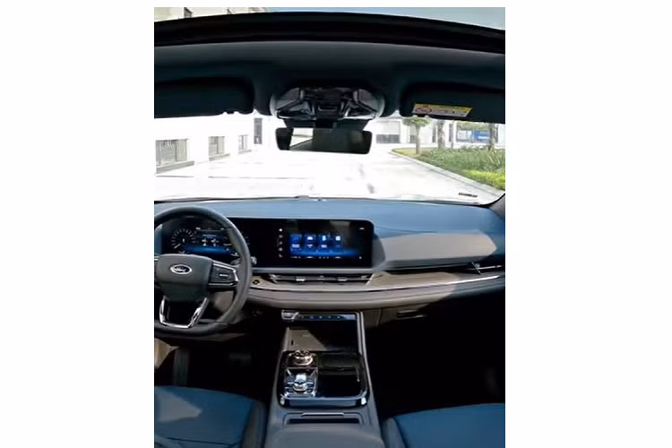 Đây chính là cụm cảm biến cho các tính năng an toàn chủ động như ga tự động giữ khoảng cách, hỗ trợ giữ làn đường và phanh tự động... Dù ở trên phiên bản nào, Ford Territory 2023 vẫn được trang bị cụm màn hình kép, bao gồm màn hình giải trí kích cỡ 12inch và màn hình lái kích thước tương tự. 