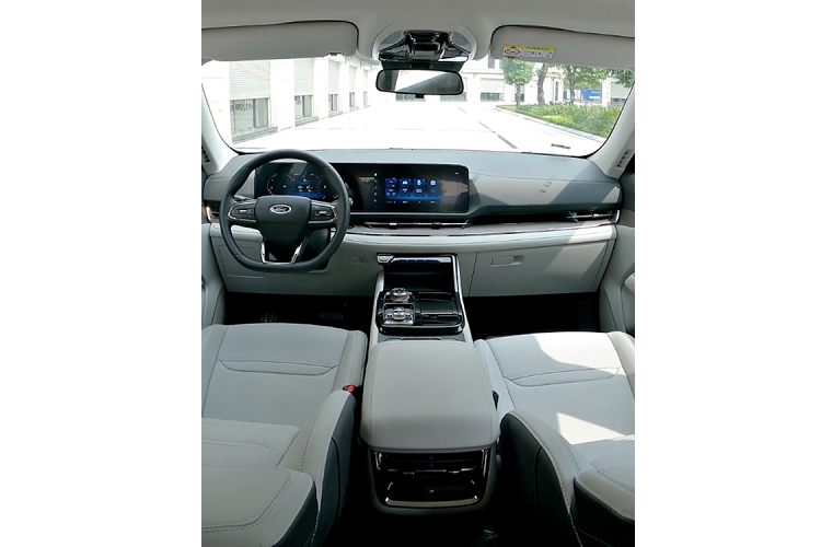 Trên phiên bản Trend này, xe không có cửa sổ trời. Nội thất sáng màu, ghế tông màu đen/ ghi xám. Bên cạnh đó, do không được trang bị cụm cảm biến phía sau gương nên bản Trend cũng sẽ không có gói trang bị an toàn chủ động.