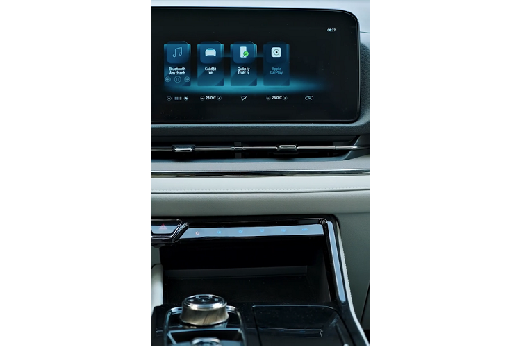 Cần số dạng núm xoay, đề nổ bằng nút bấm, cửa gió điều hòa phía sau, bệ tỳ tay cho hàng ghế thứ hai. Theo công bố của hãng, ngoại hình Ford Territory 2023 mang phong cách thể thao và hiện đại với hệ thống chiếu sáng trước sau sử dụng công nghệ Full LED. 