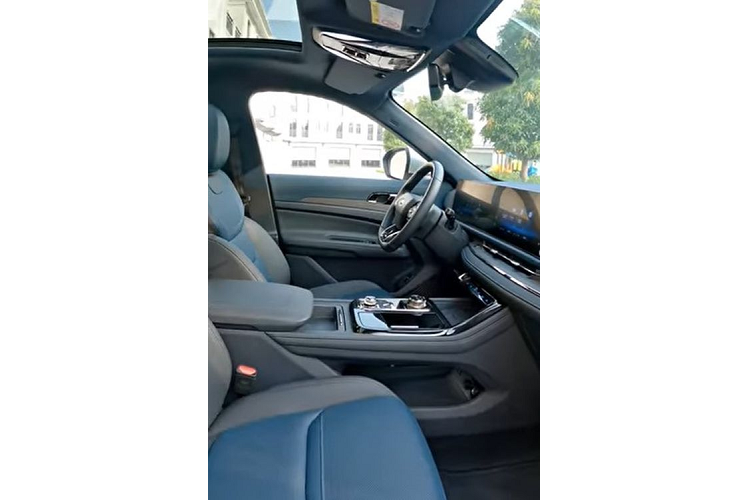 Giá xe Ford Territory 2023 bản Titanium dự kiến 930 triệu đồng. Đối với phiên bản này, xe được trang bị cửa sổ trời toàn cảnh, gương chiếu hậu chống chói tự động tràn viền. Ghế ngồi phối tông xanh/ xám, nội thất ốp vân gỗ. Đặc biệt xe được trang bị một cụm cảm biến lớn ở kính lái, phía sau gương chiếu hậu.