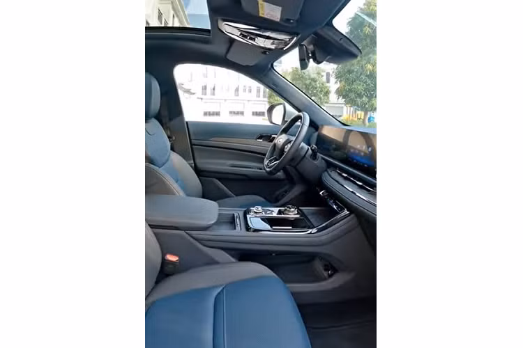 Giá xe Ford Territory 2023 bản Titanium dự kiến 930 triệu đồng. Đối với phiên bản này, xe được trang bị cửa sổ trời toàn cảnh, gương chiếu hậu chống chói tự động tràn viền. Ghế ngồi phối tông xanh/ xám, nội thất ốp vân gỗ. Đặc biệt xe được trang bị một cụm cảm biến lớn ở kính lái, phía sau gương chiếu hậu.