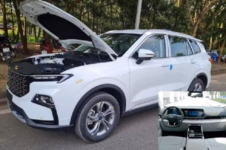 Mặc dù chưa chính thức ra mắt nhưng các thông tin về trang bị, ngoại hình và động cơ của Ford Territory 2023 tại Việt Nam đã được hãng xe hé lộ thông qua những hình ảnh được hãng xe đăng tải. Mức giá xe Ford Territory 2023 bản Trend bán ra dự kiến 830 triệu đồng. 