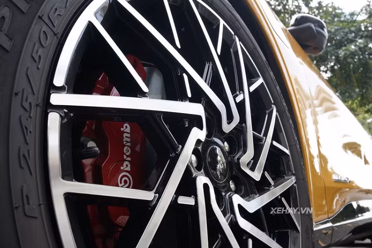 Bước vào trong cabin, Ford Mustang Mach-E GT cung cấp không gian đủ cho 5 người ngồi. Nội thất của xe được thiết kế tối giản với điểm nhấn là màn hình giải trí khổng lồ với kích thước lên đến 15,5 inch.