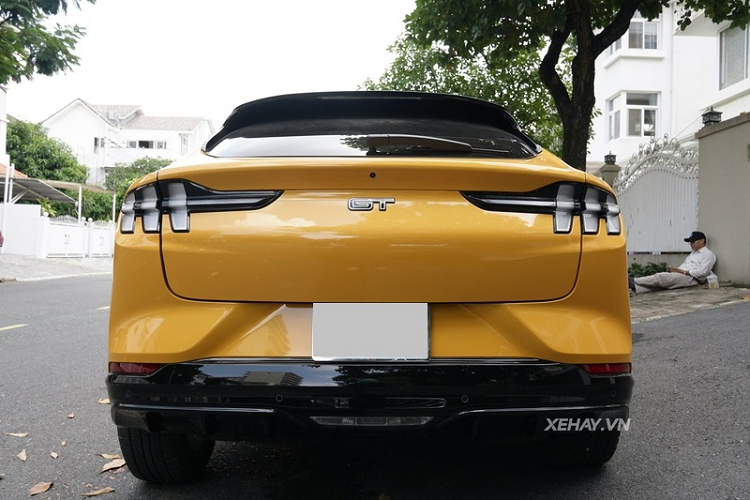 Hiện chưa rõ giá xe Ford Mustang Mach-E GT tại Việt Nam là bao nhiêu, chỉ biết rằng tại thị trường quê nhà, Ford Mustang Mach-E có giá gần 62.000 USD (khoảng 1,4 tỷ đồng).