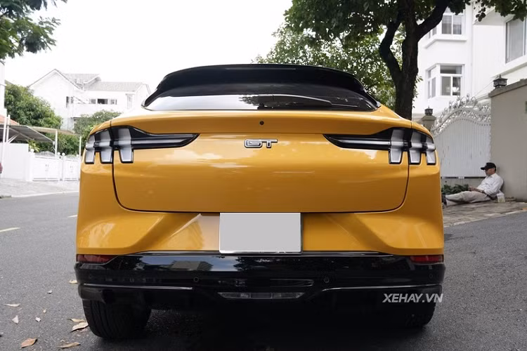 Hiện chưa rõ giá xe Ford Mustang Mach-E GT tại Việt Nam là bao nhiêu, chỉ biết rằng tại thị trường quê nhà, Ford Mustang Mach-E có giá gần 62.000 USD (khoảng 1,4 tỷ đồng).
