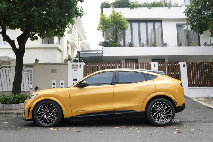 Xe được trang bị bộ pin 88 kWh cho phạm vi hoạt động lên tới 500 km sau mỗi lần sạc đầy. Đặc biệt, Ford Mustang Mach-E GT còn hỗ trợ hệ thống sạc 150 kW, khi kết nối với hệ thống sạc nhanh có thể sạc pin từ mức 10% lên 80% chỉ trong vòng 45 phút.