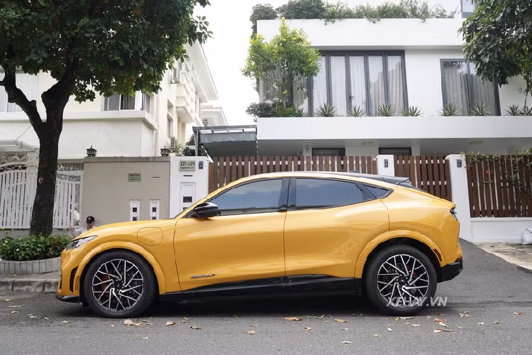 Xe được trang bị bộ pin 88 kWh cho phạm vi hoạt động lên tới 500 km sau mỗi lần sạc đầy. Đặc biệt, Ford Mustang Mach-E GT còn hỗ trợ hệ thống sạc 150 kW, khi kết nối với hệ thống sạc nhanh có thể sạc pin từ mức 10% lên 80% chỉ trong vòng 45 phút.