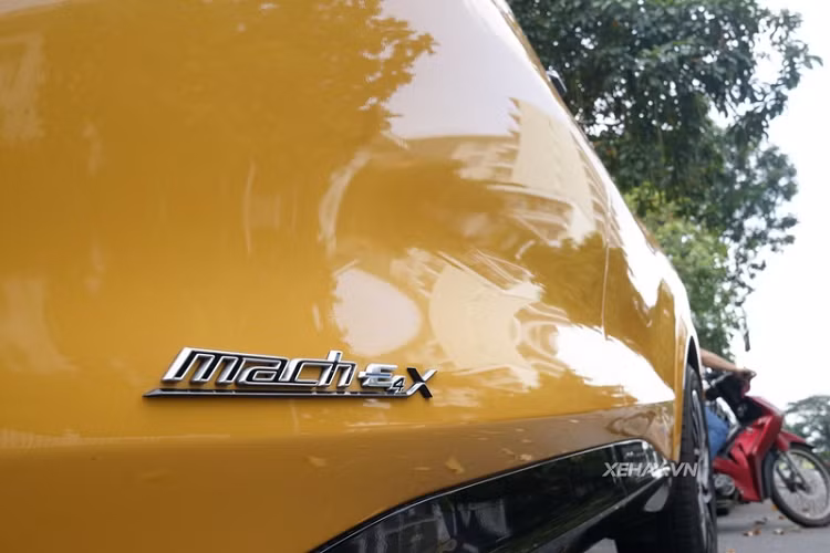 Về truyền động, Ford Mustang Mach-E GT sở hữu 2 động cơ điện cho tổng công suất lên tới 480 mã lực và mô-men xoắn cực đại 860 Nm. Với sức mạnh này, chiếc SUV điện có thể hoàn thành cú tăng tốc nước rút 0 - 96 km/giờ chỉ trong vòng 3,8 giây.