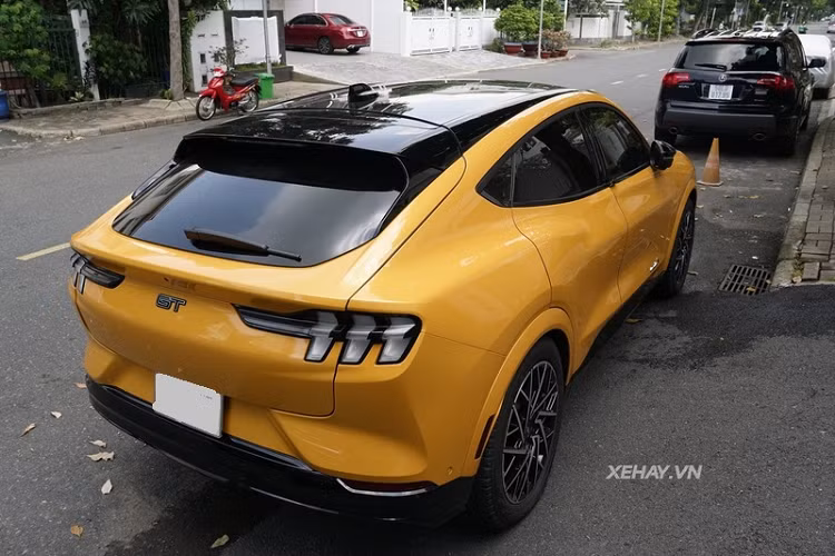 Di chuyển ra phía sau, chiếc Ford Mustang Mach-E GT này được trang bị đèn hậu LED chia 3 phần riêng biệt độc đáo và logo GT đặt ngay ở vị trí trung tâm của cửa cốp. Bộ vành theo xe là loại đa chấu, kích thước 19 inch và cùm phanh sơn đỏ.