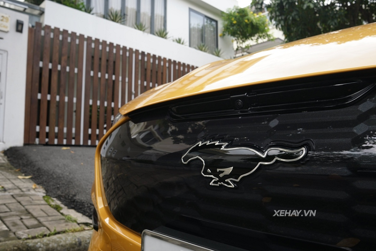 Tại đây sẽ hiển thị mọi thông tin của xe như nhiệt độ, hệ thống định vị, bản đồ, hiển thị cuộc gọi, các tác vụ giải trí, nghe nhạc. Ngoài ra, chiếc SUV điện còn có dàn âm thanh 9 loa B&amp;O kèm 1 loa trầm và cả tùy chọn cửa sổ trời toàn cảnh.