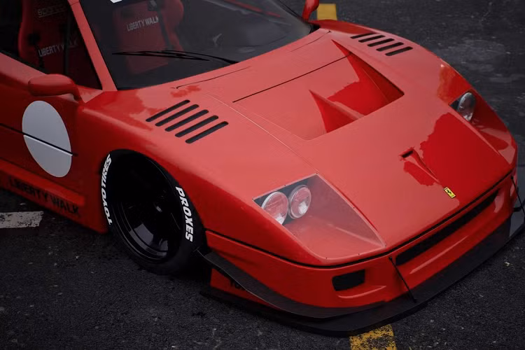 Đây cũng chính là mẫu xe cuối cùng được Enzo Ferrari đầu tư trước khi ông trùm ô tô này qua đời vào tháng 8 năm 1988. F40 có động cơ V6 2,9 lít tăng áp kép với công suất xuất xưởng là 471 mã lực và mô-men xoắn 577 Nm. Hộp số sàn năm cấp là hộp số duy nhất có sẵn.