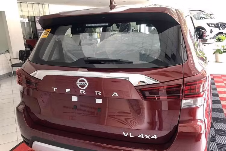 Mặt ca-lăng với tạo hình V-Motion đặc trưng cùng đường viền crome dày dặn, bộ cản dưới và đèn sương mù mang phong cách khoẻ khoắn. Nhìn chung, thiết kế ngoại thất của Nissan Terra 2023 có nhiều nét tương đồng với "đàn anh" Nissan Patrol.