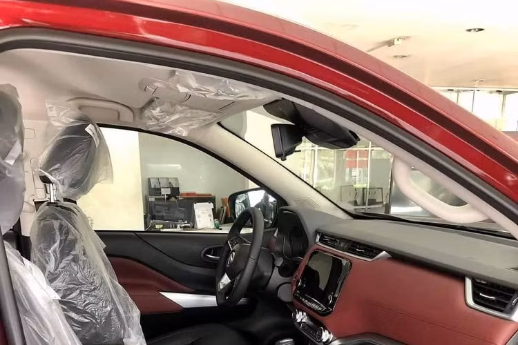 Bộ cản cũng đã được làm lại, với những miếng phản quang "mắt mèo" được gắn xuống sâu hơn. Bộ mâm 6 cánh với nhiều nét cắt vuông vức 18 inch cũng được sử dụng trên Terra mới, đi kèm với đó là bộ lốp Bridgestone Dueler H/T.