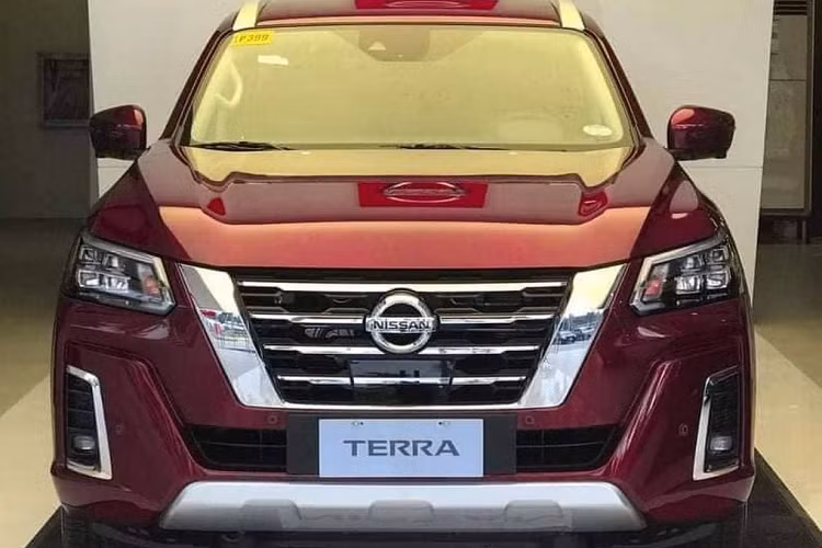 Trong đó, phần đầu được tạo hình nổi bật với cụm đèn chiếu sáng đơn giản có kích thước lớn hơn trước, dải đèn định vị được thiết kế góc cạnh mang lại cảm giác khỏe khoắn.