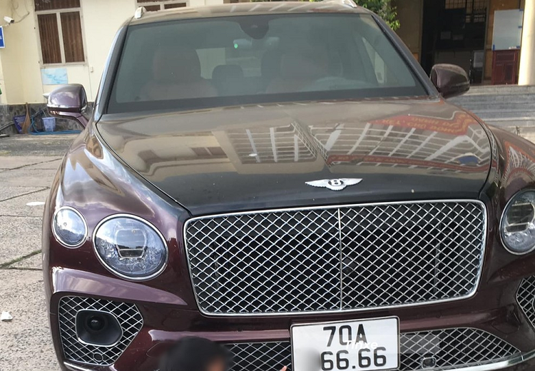 Bentley Bentayga V8 hon 21 ty trung bien 