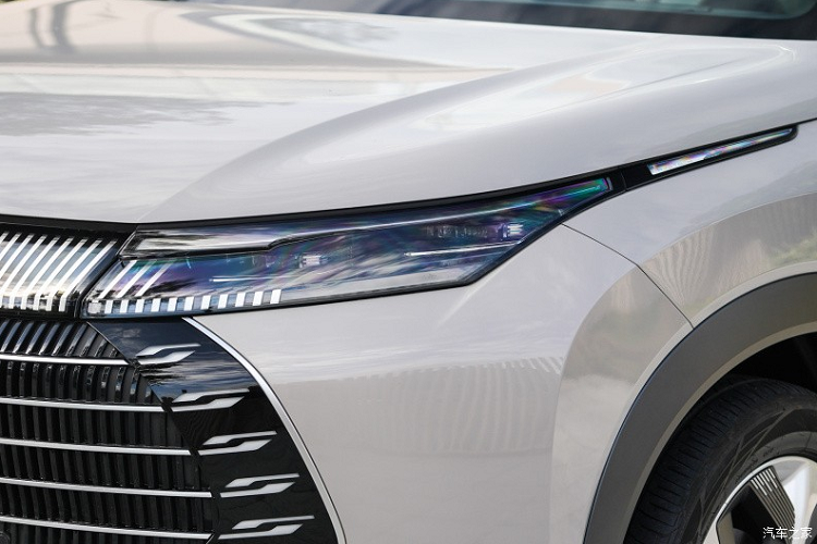 Tương tự các mẫu xe BYD đời mới khác, Frigate 07 cũng được thiết kế theo ngôn ngữ X Dream. Trong đó, phần lớn diện tích của khu vực đầu xe đều dành cho lưới tản nhiệt cỡ lớn với những nan nằm ngang bên trong.