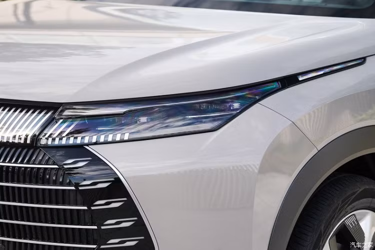 Tương tự các mẫu xe BYD đời mới khác, Frigate 07 cũng được thiết kế theo ngôn ngữ X Dream. Trong đó, phần lớn diện tích của khu vực đầu xe đều dành cho lưới tản nhiệt cỡ lớn với những nan nằm ngang bên trong.