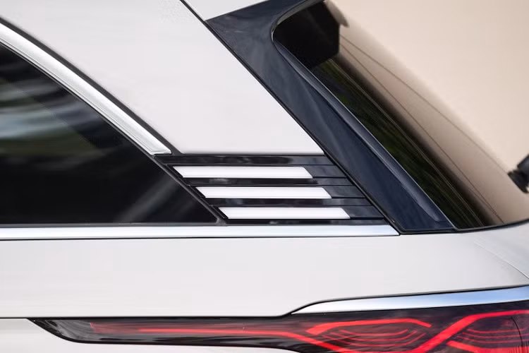 Thêm vào đó là gương chiếu hậu chỉnh điện, gập điện, nhớ vị trí, có sấy kính, tích hợp đèn báo rẽ, tự động quay xuống khi lùi, tự động gập khi khóa cửa và hỗ trợ cả khóa bảo mật NFC